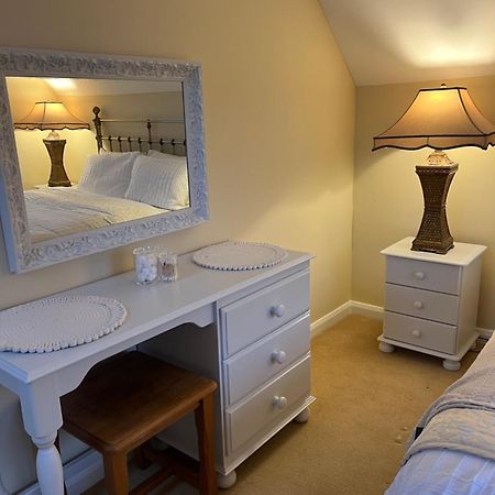 Highcroft House Villa Коршам Екстериор снимка