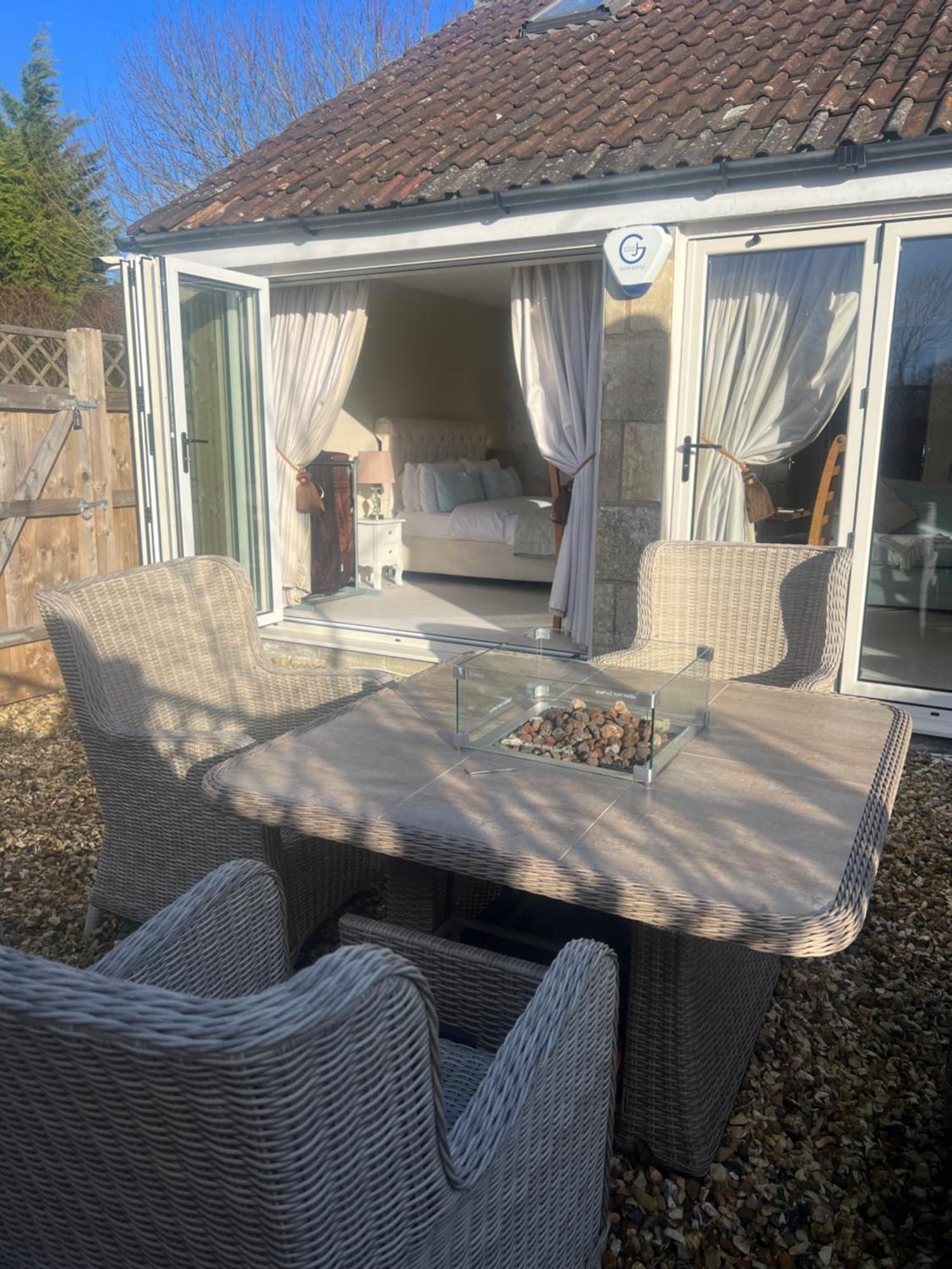 Highcroft House Villa Коршам Екстериор снимка