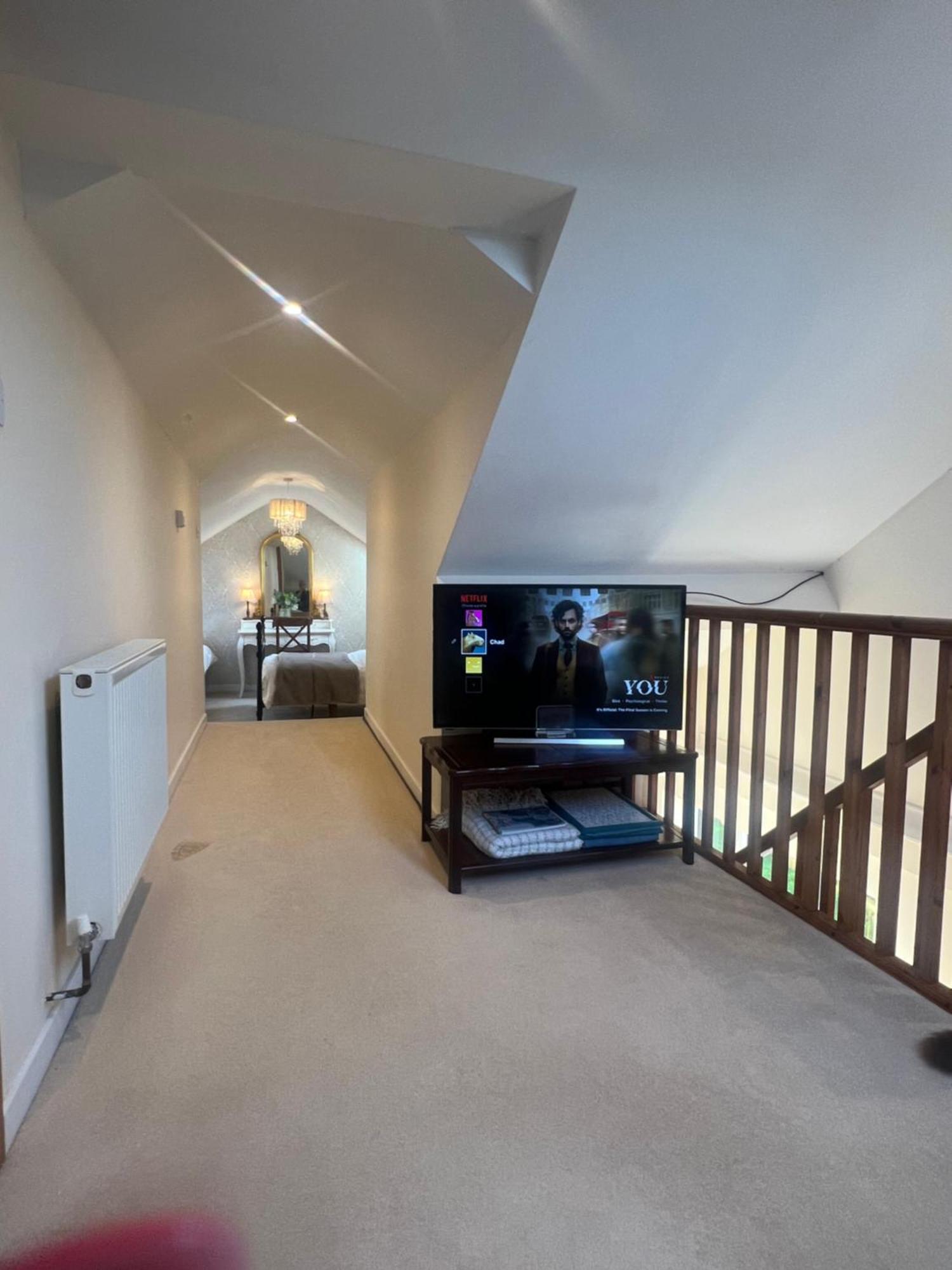 Highcroft House Villa Коршам Екстериор снимка