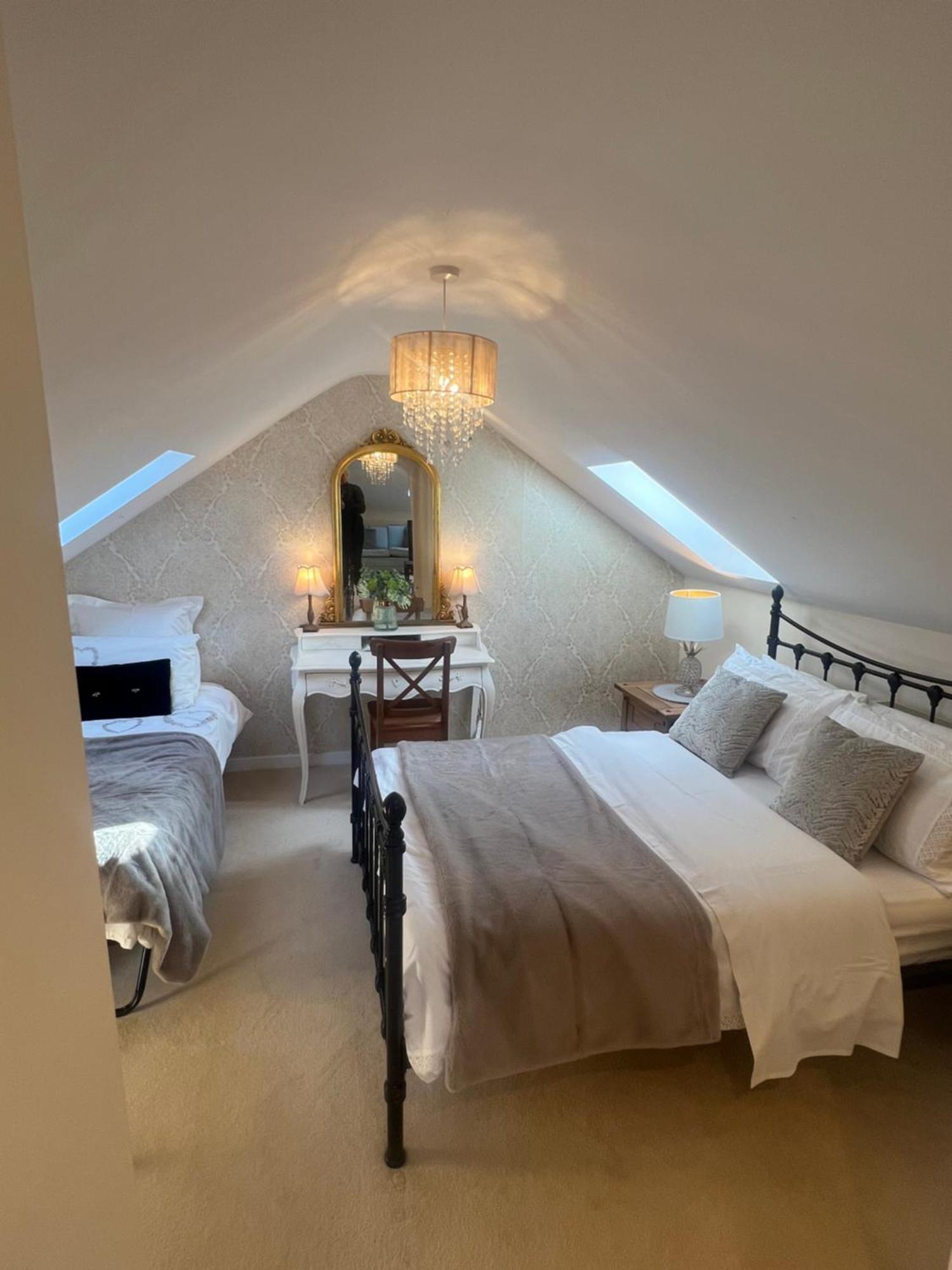 Highcroft House Villa Коршам Екстериор снимка