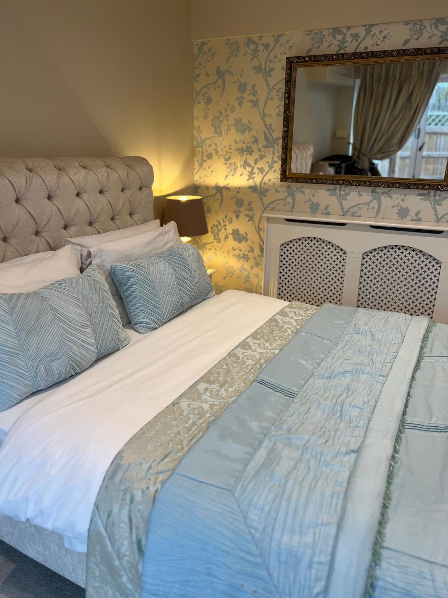 Highcroft House Villa Коршам Екстериор снимка